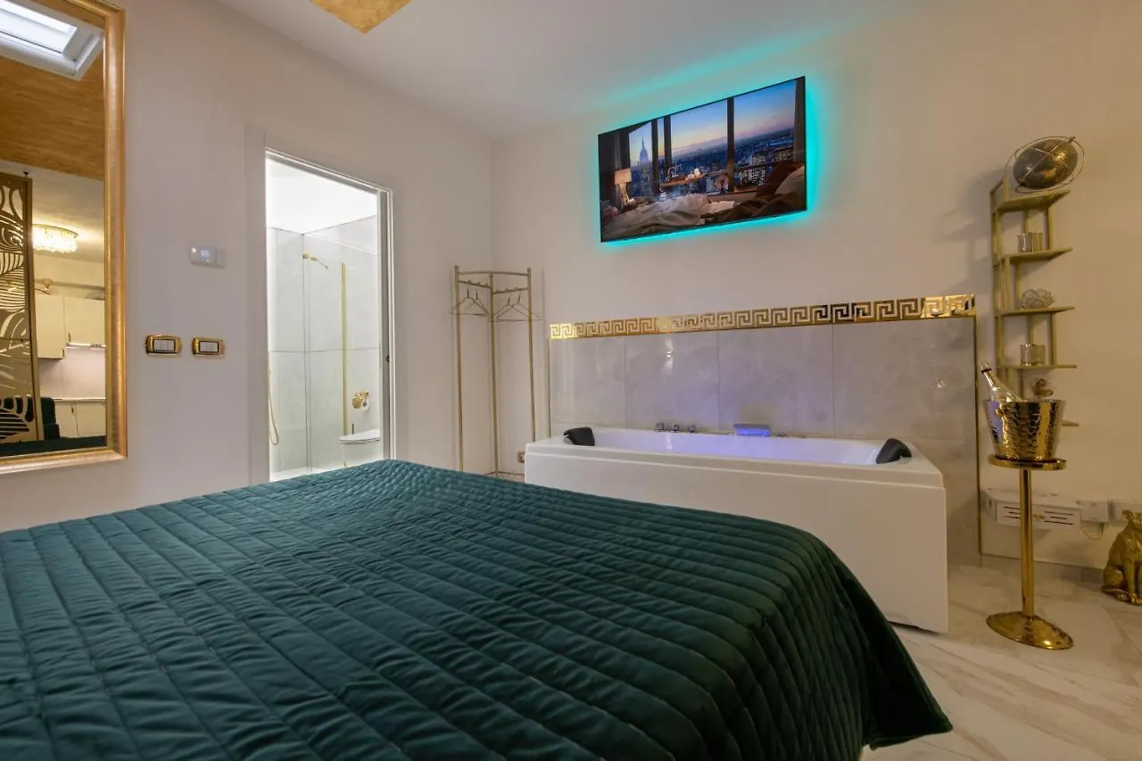 Fashion Apartment Gold Bologna With Jacuzzi & Car Garage 0*,  Itália