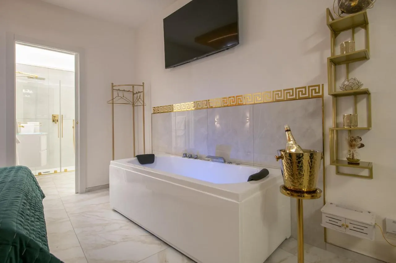 Fashion Apartment Gold Bologna With Jacuzzi & Car Garage 0*,  איטליה