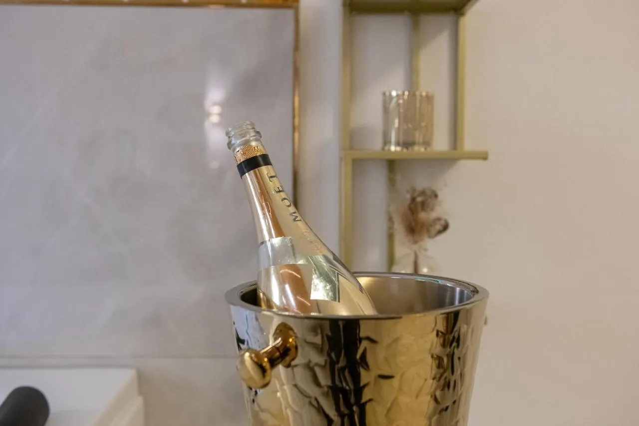 Fashion Apartment Gold Bologna With Jacuzzi & Car Garage 0*,  Itália