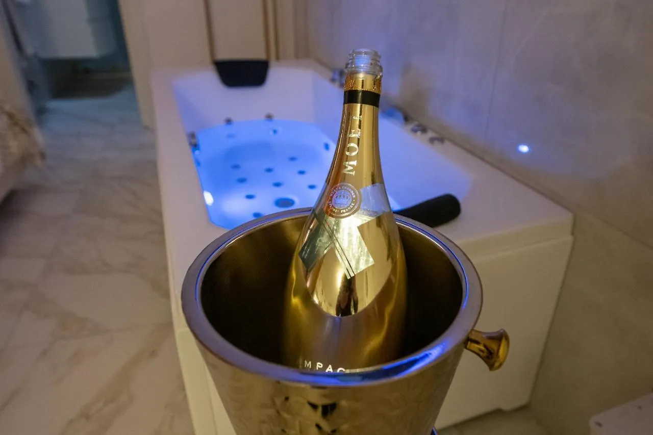 Fashion Apartment Gold Bologna With Jacuzzi & Car Garage